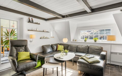 Reika - 500M from the Sea: Mobilia, Legna, Interior Design, Pavimentazione, Pavimento, Sedia, Camera, Soffitto, Soggiorno, Appartamento