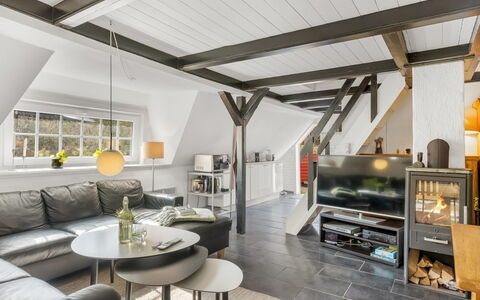 Reika - 500M from the Sea: Mobilia, Legna, Interior Design, Pavimentazione, Pavimento, Sedia, Camera, Soffitto, Soggiorno, Appartamento