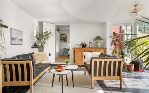 Reika - 500M from the Sea: Mobilia, Legna, Interior Design, Pavimentazione, Pavimento, Sedia, Camera, Soffitto, Soggiorno, Appartamento