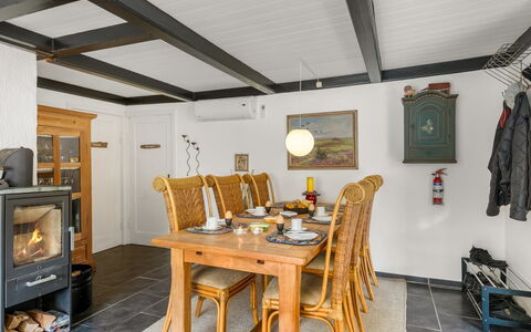 Reika - 500M from the Sea: Mobilia, Legna, Interior Design, Pavimentazione, Pavimento, Sedia, Camera, Soffitto, Soggiorno, Appartamento