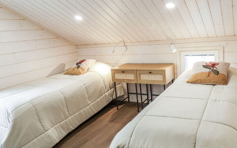 Villa Lumo: Interior Design, Pavimentazione, Pavimento, Mobilia, Legna, Camera Da Letto, Soffitto, Letto, Camera, Illuminazione