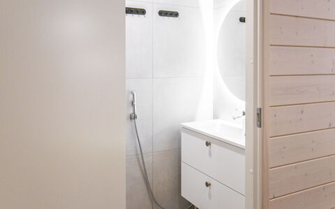 Villa Lumo: Pavimentazione, Pavimento, Interior Design, Parete, Legna, Idraulico Fixture, Soffitto, Porta, Bagno, Mobilia