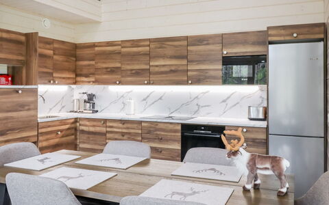 Villa Lumo: Mobilia, Interior Design, Pavimentazione, Legna, Cucina, Controsoffitto, Cabinetry, Pavimento, Soffitto, Lampada
