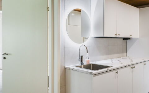 Villa Lumo: Pavimentazione, Interior Design, Legna, Controsoffitto, Cucina, Pavimento, Soffitto, Illuminazione, Idraulico Fixture, Cabinetry