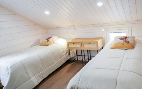 Villa Lumo: Pavimentazione, Pavimento, Interior Design, Mobilia, Legna, Soffitto, Camera Da Letto, Letto, Camera, Illuminazione