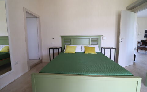 Elegante Villa Casale 50: Mobilia, Letto, Camera Da Letto, Bedding, Interior Design, Lenzuolo, Pavimento, Pavimentazione, Legna, Camera