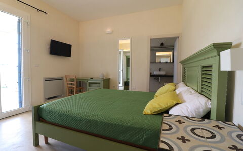 Elegante Villa Casale 50: Mobilia, Letto, Interior Design, Camera Da Letto, Pavimento, Pavimentazione, Legna, Lenzuolo, Soffitto, Bedding