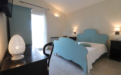 Elegante Villa Casale 50: Mobilia, Interior Design, Camera Da Letto, Pavimento, Letto, Pavimentazione, Lenzuolo, Camera, Tessile, Illuminazione