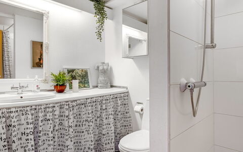 Ake - 10M to the Fjord: Bagno, Idraulico Fixture, Parete, Interior Design, Pavimentazione, Pavimento, Lavello, Lavandino Del Bagno, Gabinetto, Idraulico