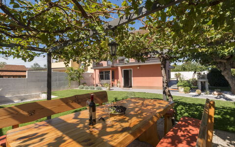 Villa Roza: Mobilia, Appartamento, Casa, Balcone, Color Legno, Shade, Sedia, Eco Hotel, Mobili Da Esterno, Pianta Della Casa