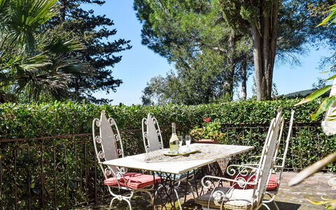 Rosignano Marittimo 13: Mobilia, Mobili Da Esterno, Tavolo, Tavolo Esterno, Sedia, Arbusto, Giardino, Cucina & Sala Da Pranzo Tavolo, Shade, Cortile