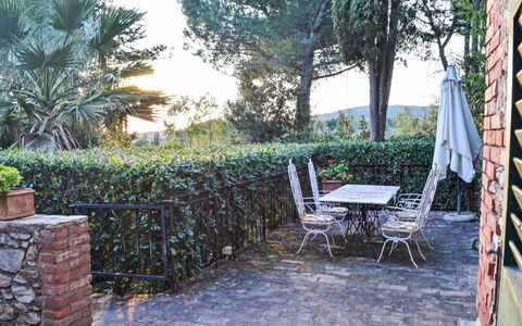 Rosignano Marittimo 13: Arbusto, Giardino, Primavera, Shade, Landscaping, Hedge, Backyard, Mobili Da Esterno, Flagstone, Cortile