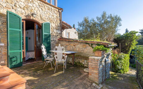 Rosignano Marittimo 13: Mobilia, Appartamento, Casa, Balcone, Color Legno, Shade, Sedia, Eco Hotel, Mobili Da Esterno, Pianta Della Casa