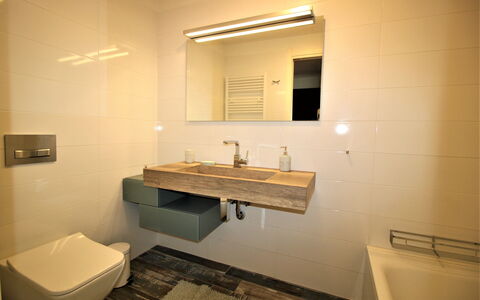 Bellavista Dimora Storica Vista Lago: Lavandino Del Bagno, Bagno, Idraulico Fixture, Lavello, Interior Design, Pavimentazione, Rubinetto, Specchio, Pavimento, Idraulico