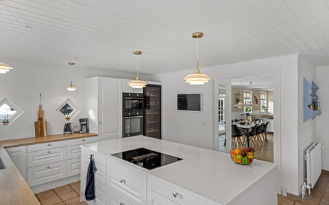 Etje - 650M from the Sea: Legna, Soffitto, Pavimentazione, Interior Design, Cucina, Pavimento, Cabinetry, Lampada, Controsoffitto, Elettrodomestico