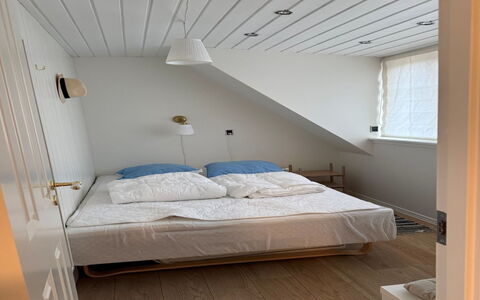 Etje - 650M from the Sea: Pavimentazione, Pavimento, Interior Design, Parete, Camera Da Letto, Legna, Letto, Soffitto, Mobilia, Illuminazione