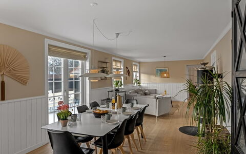 Etje - 650M from the Sea: Mobilia, Legna, Interior Design, Pavimentazione, Pavimento, Sedia, Camera, Soffitto, Soggiorno, Appartamento