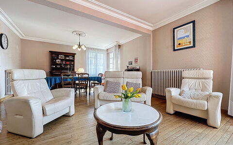 La Rose des Pins: Mobilia, Interior Design, Pavimentazione, Pavimento, Camera, Divano, Legna, Tavolo, Soggiorno, Soffitto