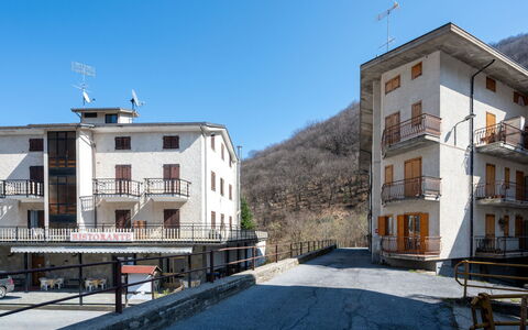 Ai Piedi del Monte: Zona Residenziale, Casa, Insediamento Umano, Appartamento, Balcone, Portico, Recinzione, Corrimano, Paesino Di Montagna