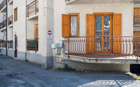 Ai Piedi del Monte: Parete, Materiale Composito, Appartamento, Calcestruzzo, Ferro, Corrimano, Balcone, Le Scale, Colonna, Illuminazione Diurna