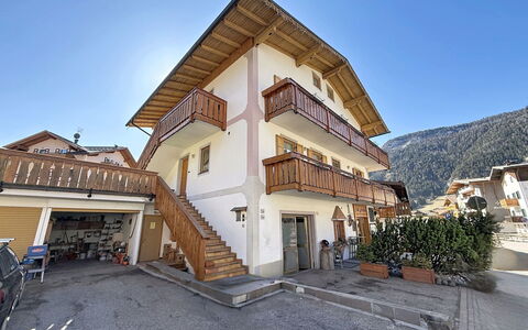 Cesa Gaby: Cittadina, Zona Residenziale, Casa, Casa, Insediamento Umano, Urban Design, Balcone, Pendenza, Villaggio, Paesino Di Montagna