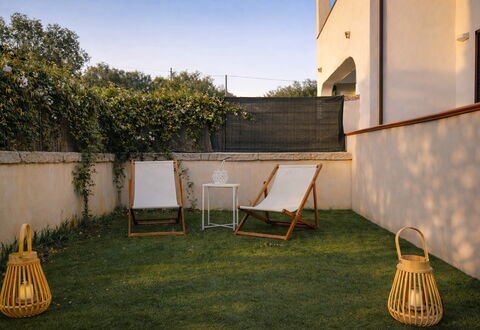Appartamento Tamara, Budoni: Mobilia, Mobili Da Esterno, Sedia, Giardino, Backyard, Shade, Prato, Color Legno, Cortile, Landscaping