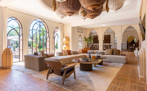 Villa Kanza: Interior Design, Mobilia, Pavimentazione, Divano, Pavimento, Casa, Soggiorno, Appartamento, Tappeto