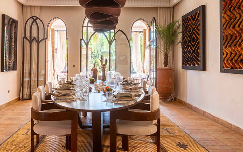 Villa Kanza: Mobilia, Interior Design, Tavolo, Sala Da Pranzo, Sedia, Cucina & Sala Da Pranzo Tavolo, Illuminazione, Pavimentazione, Pavimento, Camera