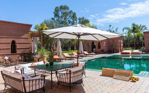 Villa Kanza: Piscina, Ricorrere, Mobili Da Esterno, Giochi D'Acqua, Ombrello, Estate, Hacienda, Cortile, Shade, Lettino