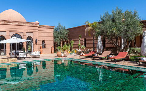 Villa Kanza: Piscina, Ricorrere, Mobili Da Esterno, Riflessione, Estate, Hacienda, Ombrello, Reflecting Pool, Giochi D'Acqua, Lettino