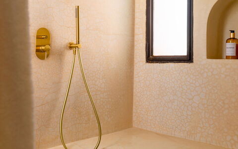 Villa Kanza: Idraulico Fixture, Idraulico, Rubinetto, Bagno, Soffione Doccia, Piastrella, Doccia, Doccia Bar, Pannello Doccia