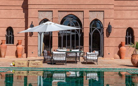 Villa Kanza: Piscina, Mobili Da Esterno, Ricorrere, Estate, Shade, Lettino, Ombrello, Hacienda, Cortile, Giochi D'Acqua