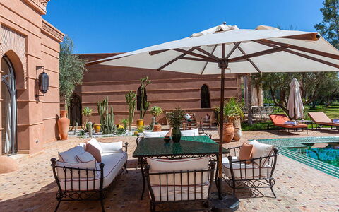 Villa Kanza: Mobilia, Mobili Da Esterno, Sedia, Piscina, Ombrello, Tavolo, Ricorrere, Tavolo Esterno, Terrazza, Vaso Di Fiori