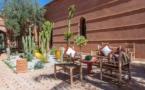 Villa Kanza: Vaso Di Fiori, Giardino, Pianta Della Casa, Landscaping, Shade, Brick, Hacienda, Design, Cortile, Flagstone