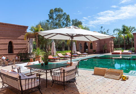 Villa Kanza: Piscina, Ricorrere, Mobili Da Esterno, Giochi D'Acqua, Ombrello, Estate, Hacienda, Cortile, Shade, Lettino