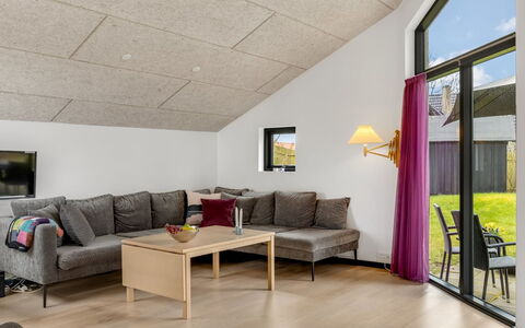 Anttoni - 350M from the Sea: Mobilia, Interior Design, Pavimentazione, Legna, Pavimento, Soffitto, Pavimento In Legno, Sedia, Tavolo, Illuminazione
