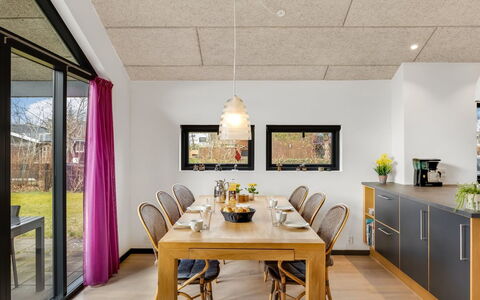 Anttoni - 350M from the Sea: Mobilia, Interior Design, Pavimentazione, Legna, Pavimento, Soffitto, Pavimento In Legno, Sedia, Tavolo, Illuminazione