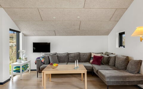 Anttoni - 350M from the Sea: Interior Design, Legna, Pavimentazione, Soffitto, Mobilia, Pavimento, Divano, Soggiorno, Camera, Lampada