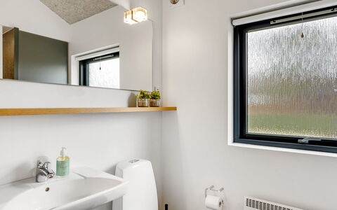 Anttoni - 350M from the Sea: Parete, Interior Design, Idraulico Fixture, Soffitto, Illuminazione, Casa, Bagno, Camera, Rubinetto, Lampada