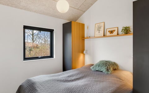 Anttoni - 350M from the Sea: Parete, Interior Design, Legna, Soffitto, Camera Da Letto, Pavimentazione, Camera, Pavimento, Letto, Illuminazione