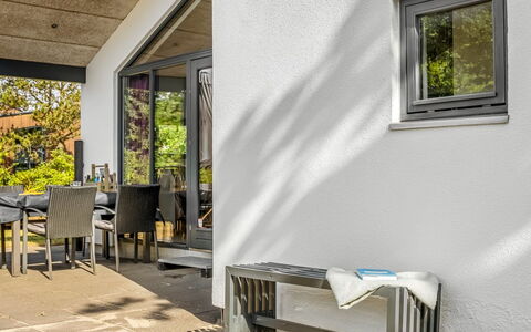 Anttoni - 350M from the Sea: Mobilia, Interior Design, Pavimentazione, Legna, Pavimento, Soffitto, Pavimento In Legno, Sedia, Tavolo, Illuminazione