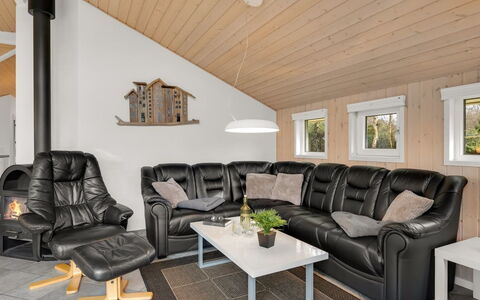 Erikka - 40Km from the Sea: Mobilia, Interior Design, Legna, Pavimentazione, Divano, Pavimento, Soggiorno, Pavimento In Legno, Soffitto, Camera