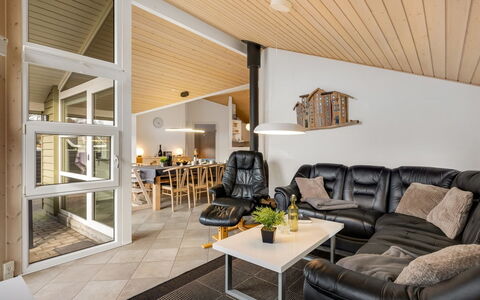 Erikka - 40Km from the Sea: Interior Design, Legna, Soffitto, Pavimentazione, Divano, Mobilia, Pavimento, Soggiorno, Illuminazione, Camera