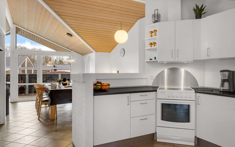 Erikka - 40Km from the Sea: Cucina, Interior Design, Pavimentazione, Controsoffitto, Soffitto, Legna, Lampada, Mobilia, Pavimento, Elettrodomestico Da Cucina