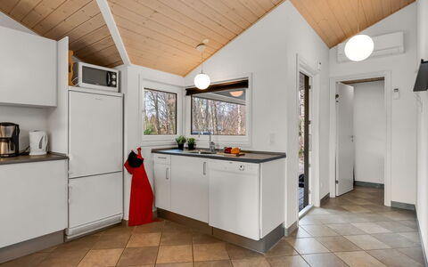 Erikka - 40Km from the Sea: Cucina, Interior Design, Legna, Controsoffitto, Apparecchio Major, Soffitto, Pavimentazione, Elettrodomestico Da Cucina, Pavimento, Mobilia