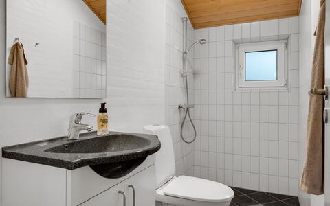 Erikka - 40Km from the Sea: Idraulico Fixture, Pavimentazione, Parete, Interior Design, Pavimento, Bagno, Lavello, Lavandino Del Bagno, Rubinetto, Soffitto