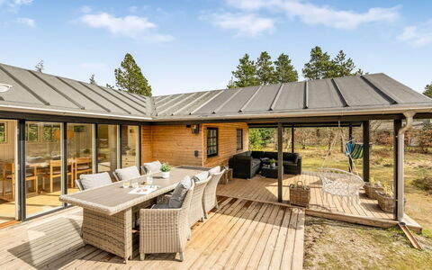 Anu - 2Km to the Fjord: Mobilia, Legna, Interior Design, Pavimentazione, Pavimento, Sedia, Camera, Soffitto, Soggiorno, Appartamento