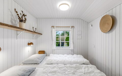 Anu - 2Km to the Fjord: Legna, Camera Da Letto, Soffitto, Pavimentazione, Interior Design, Letto, Pavimento, Bedding, Lenzuolo, Telaio Del Letto