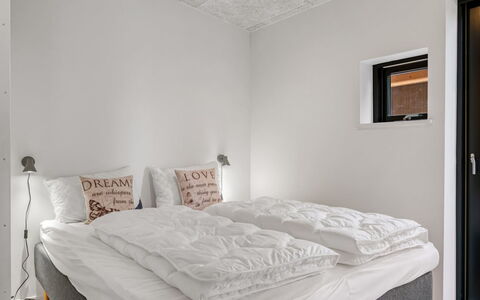 Sharina - 320M to the Fjord: Camera Da Letto, Letto, Lenzuolo, Bedding, Soffitto, Interior Design, Pavimento, Pavimentazione, Telaio Del Letto, Camera