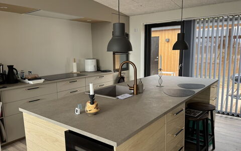 Sharina - 320M to the Fjord: Controsoffitto, Pavimentazione, Mobilia, Cucina, Interior Design, Cabinetry, Pavimento, Lavello, Idraulico Fixture, Rubinetto